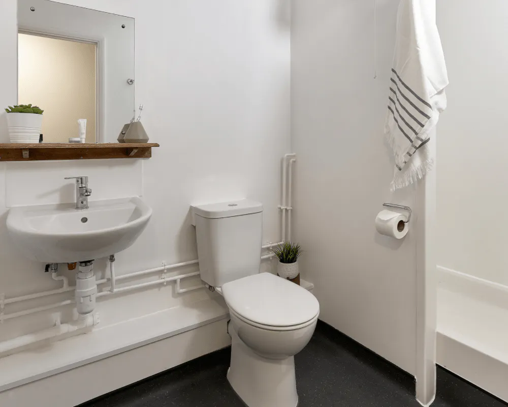 BATHROOM BATHROOM 4