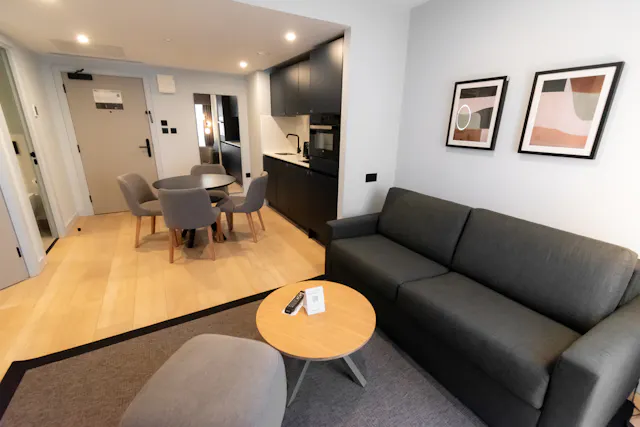 Grand 1 Bedroom Apartment + Terrace room image 3