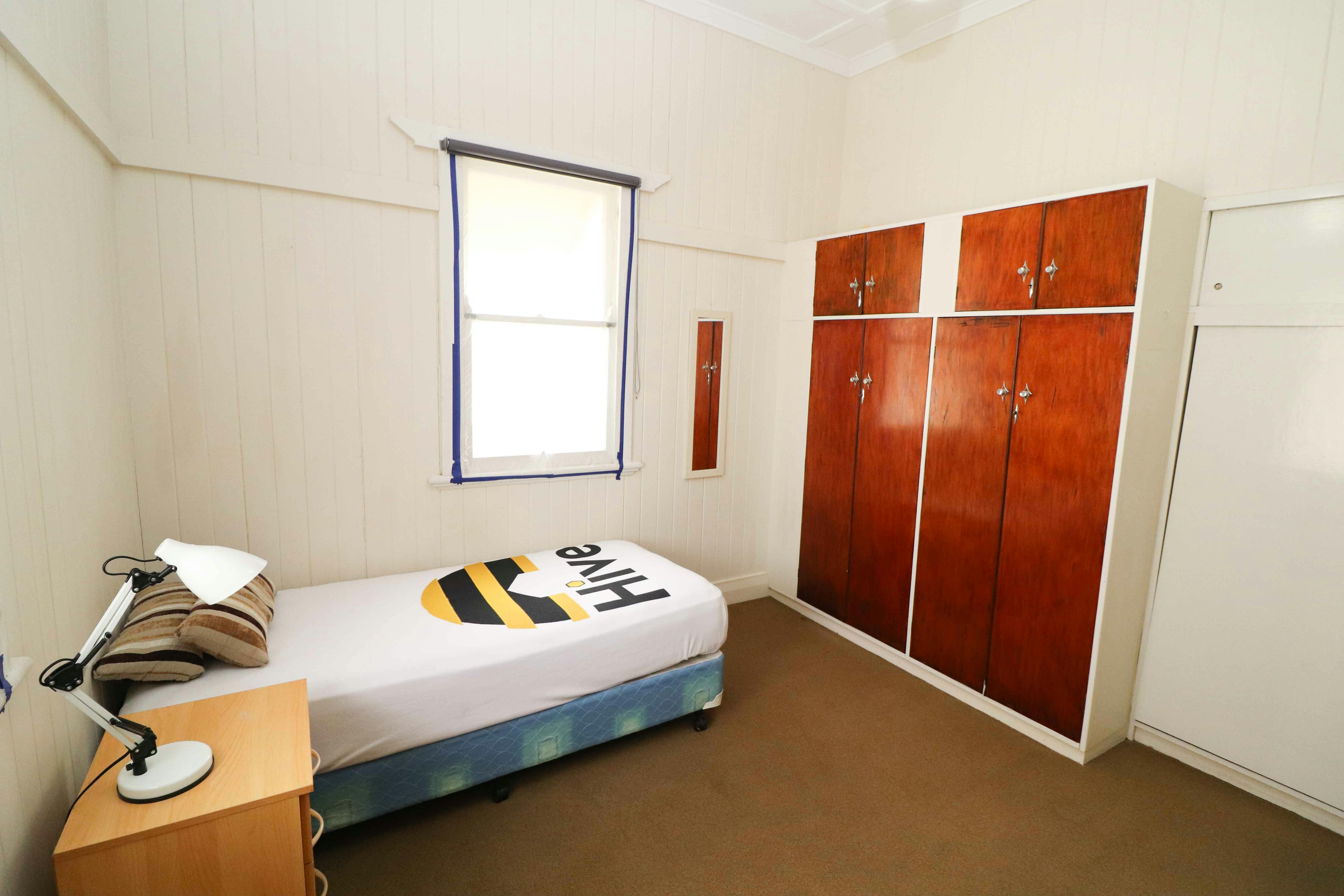 39a-dunmore-tce-auchenflower-brisbane-Classic Single Room