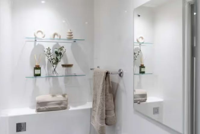 Classic Smaller 2 Bed Apartment - Shared Bathroom