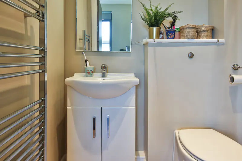 Classic Smaller 2 Bed Apartment - Shared Bathroom