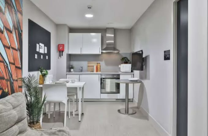 Classic Smaller 2 Bed Apartment - Shared Bathroom