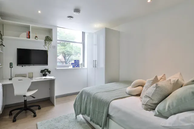 Classic 2 Bed Apartment room image 1