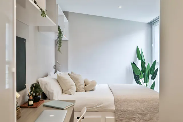 Classic Smaller 3 Bed Apartment room image 1