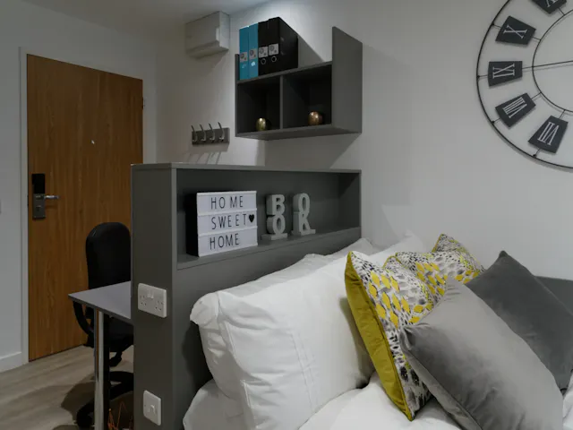 Platinum Studio room image 2