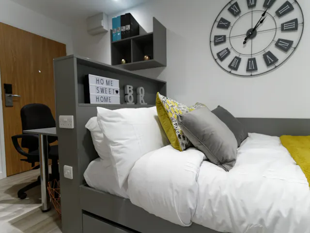 Platinum Studio room image 2