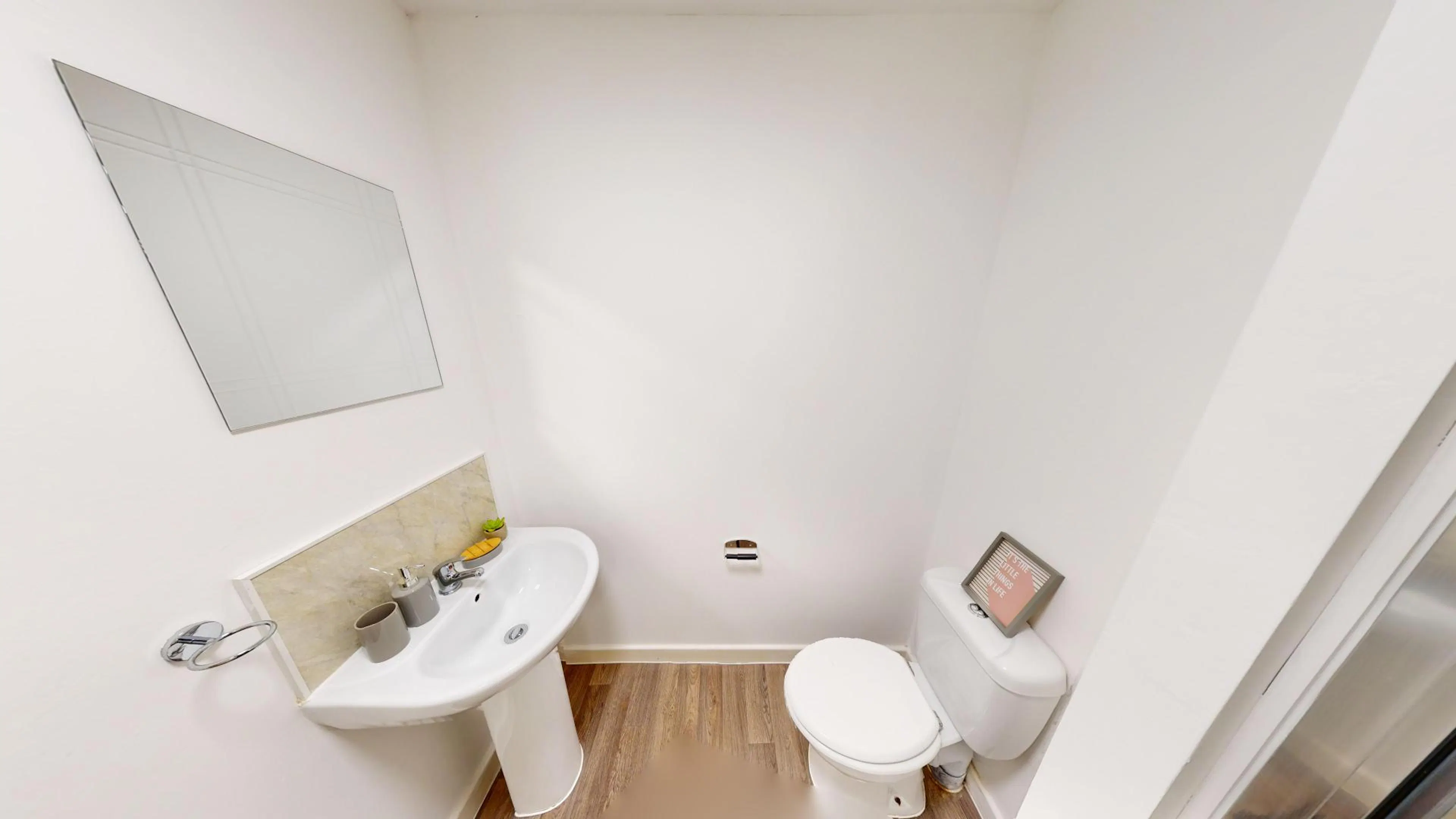 Platinum Studio BATHROOM 2