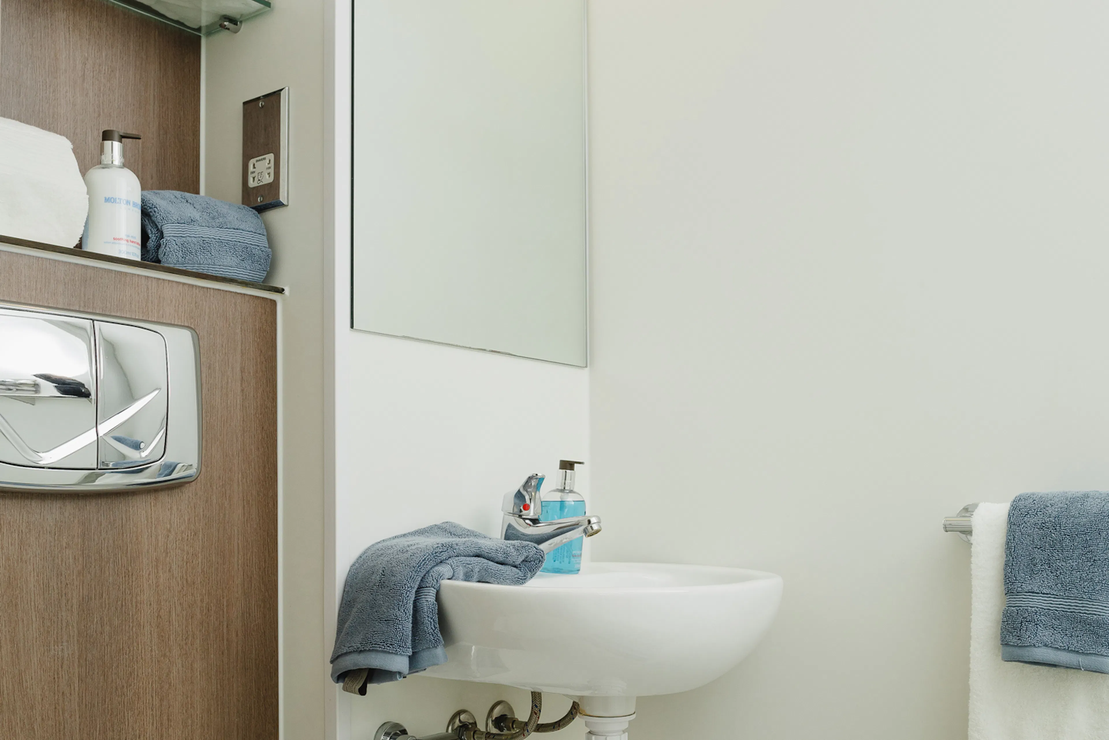 Platinum Studio BATHROOM 2