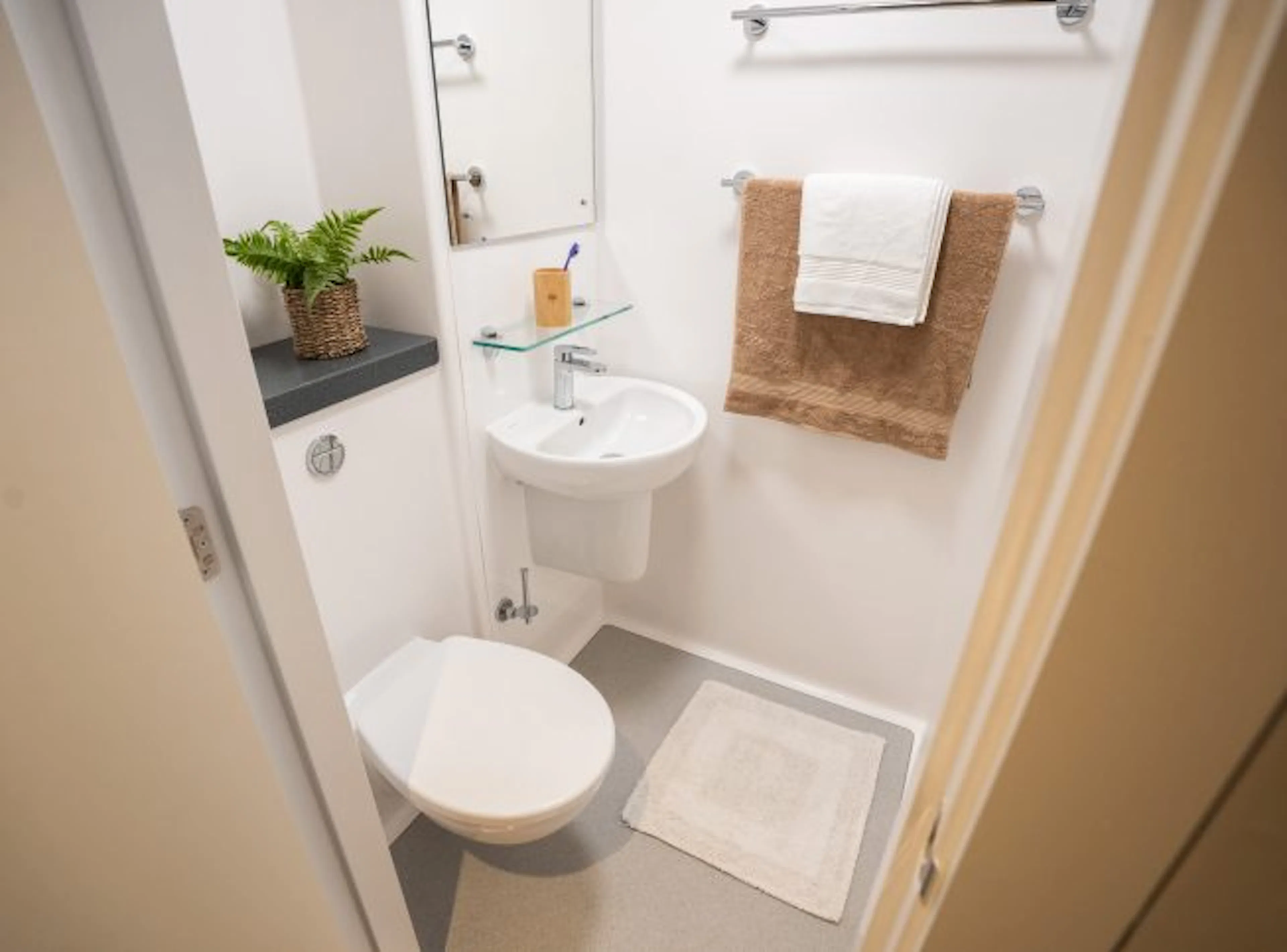 Classic Studio Lower Tower BATHROOM 3
