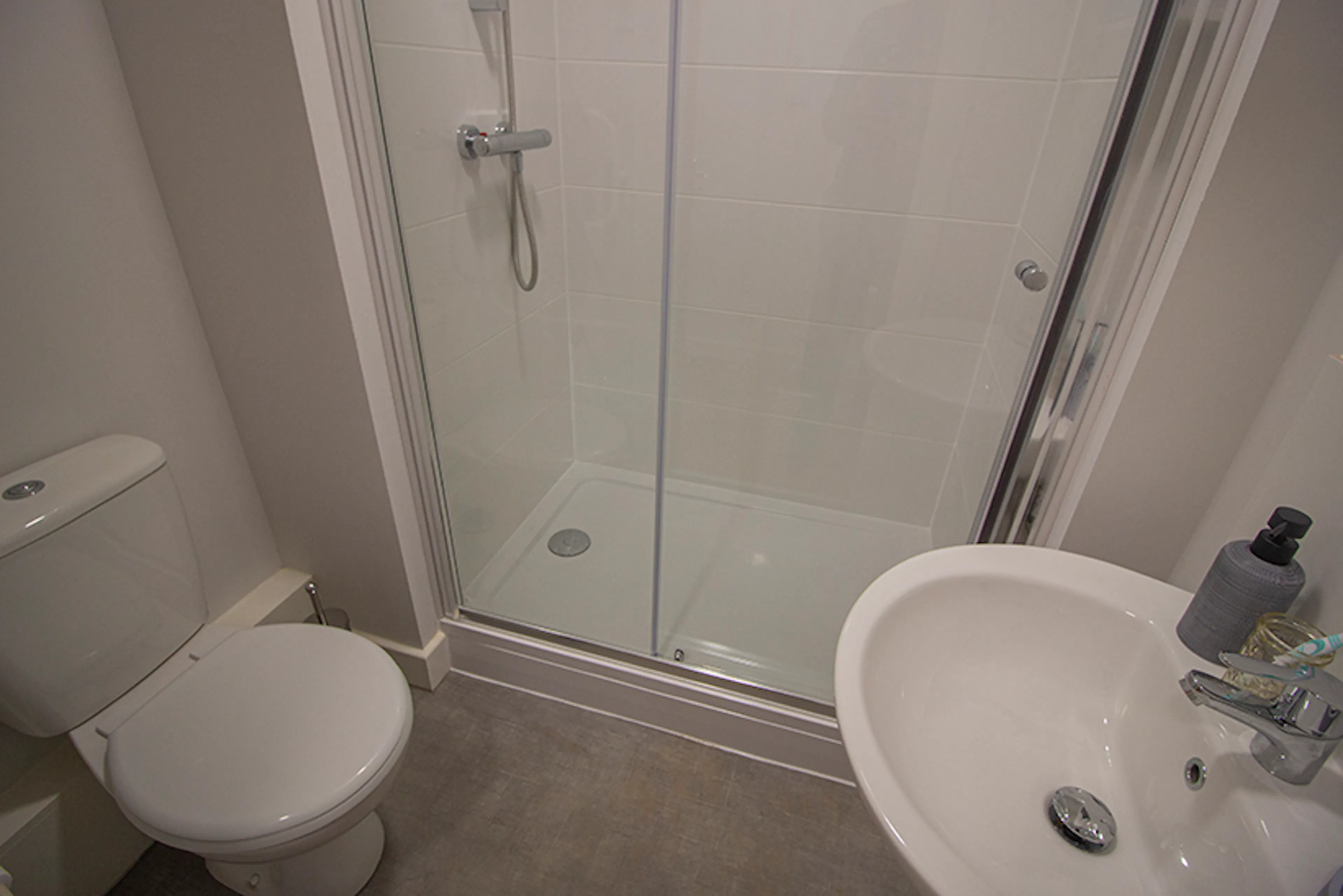 Platinum Studio BATHROOM 2