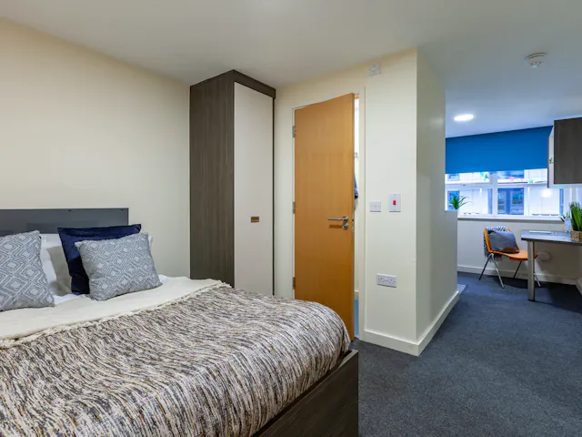 Platinum Studio room image 2