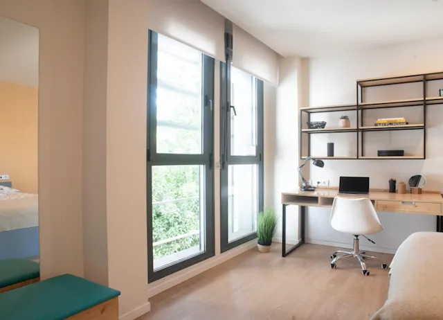 Platinum Studio room image 4