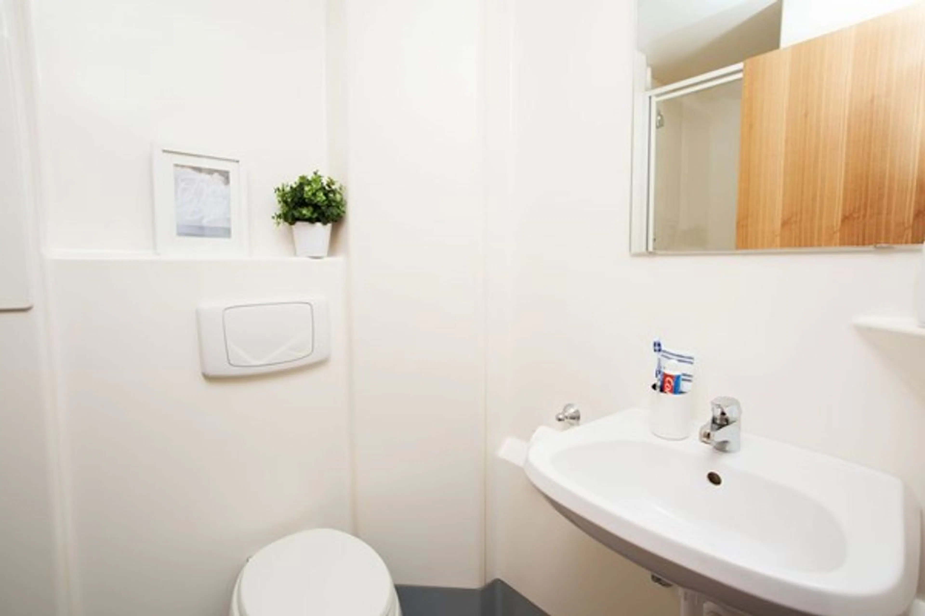 Studio Small High Double BATHROOM 2