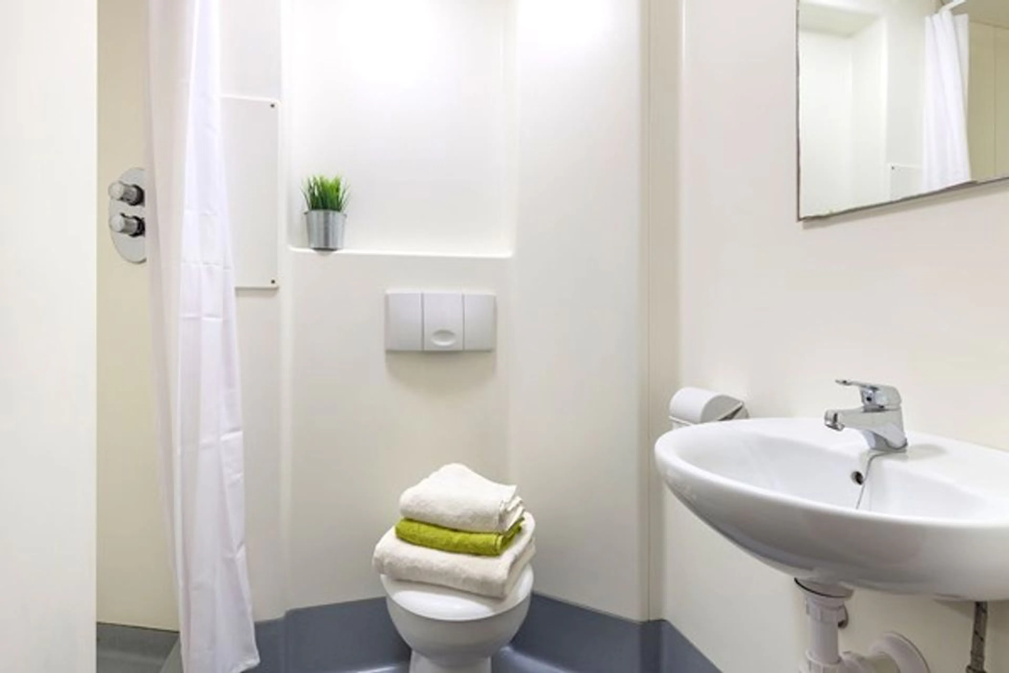 Classic Ensuite BATHROOM 1