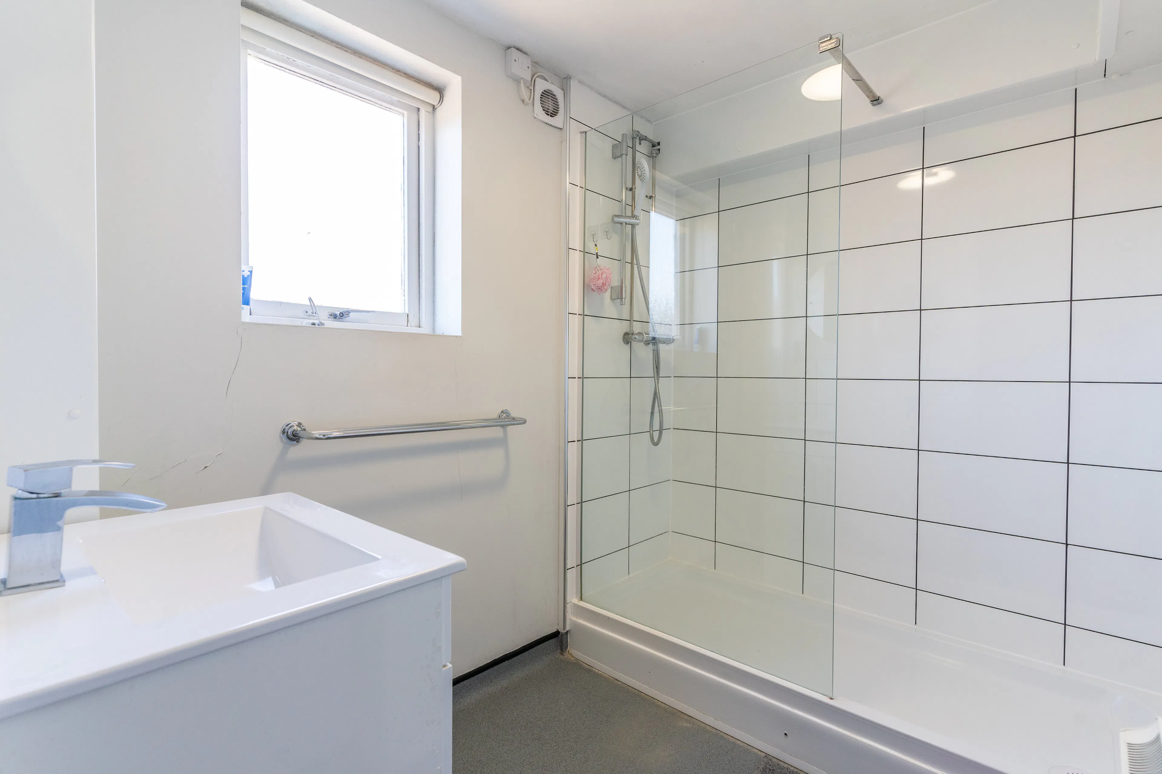 Standard Room BATHROOM 4