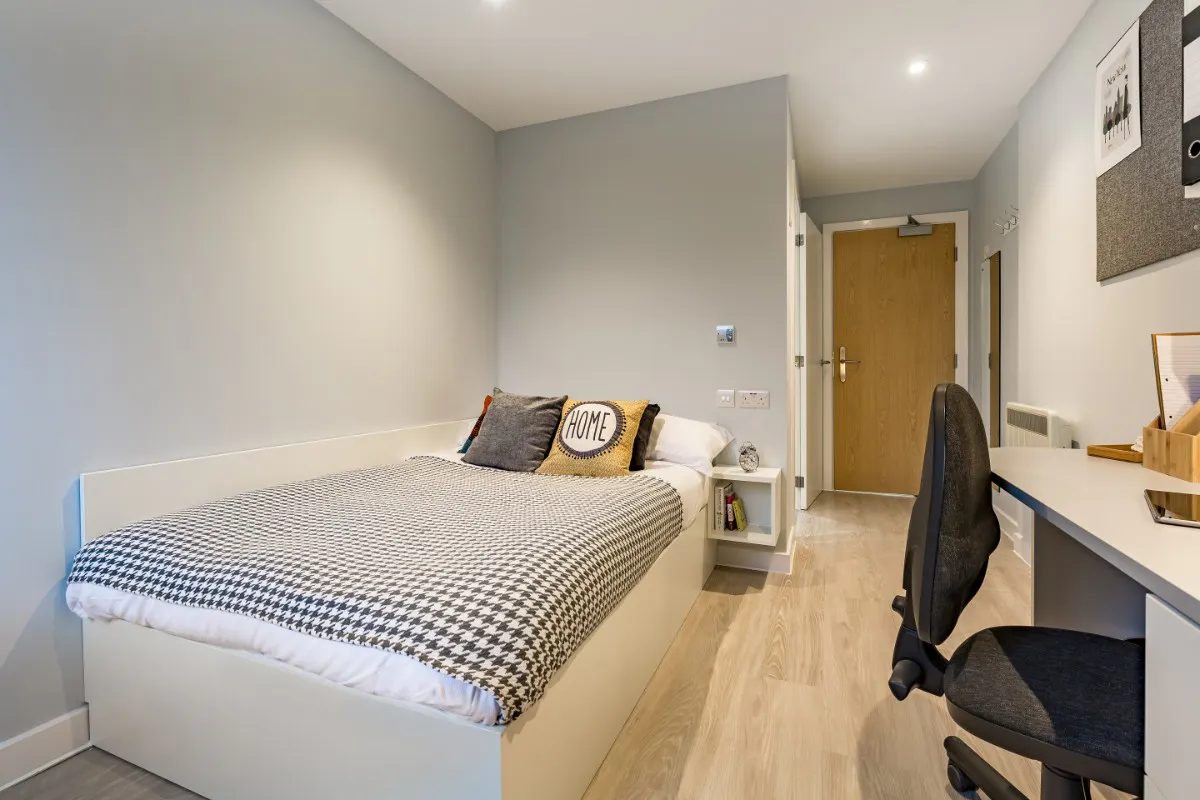 3 Bed Club En-suite ROOM