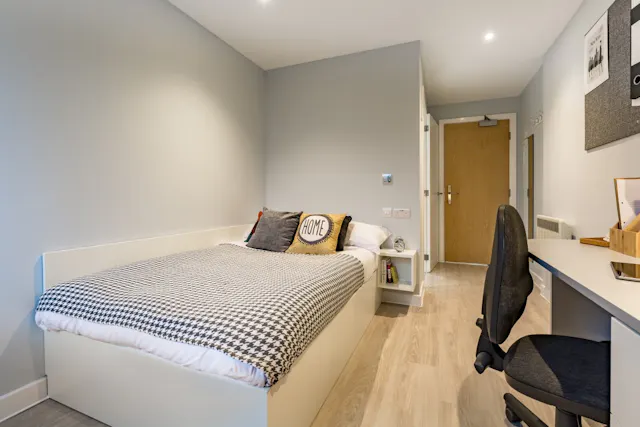 3 Bed Club En-suite room image 1