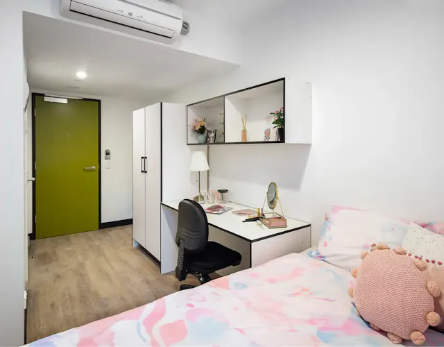 Cluster Ensuite Silver room image 2