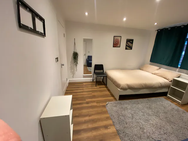 Compact Ensuite room image 1