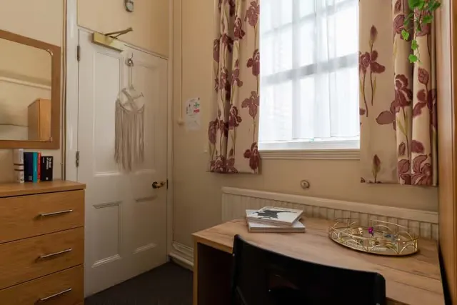 queen-alexandras-house-london-Compact Room