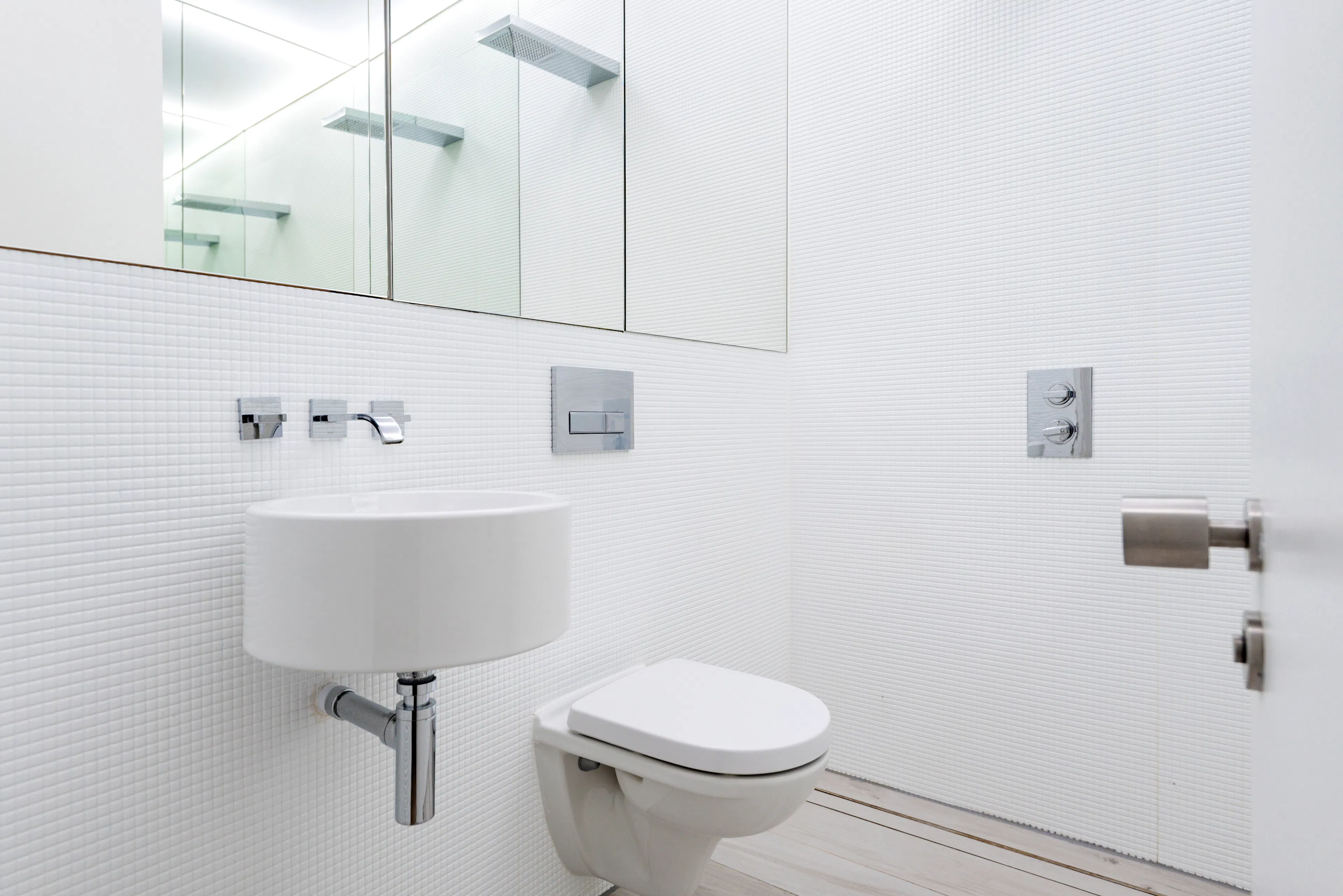 Compact Studio BATHROOM 2