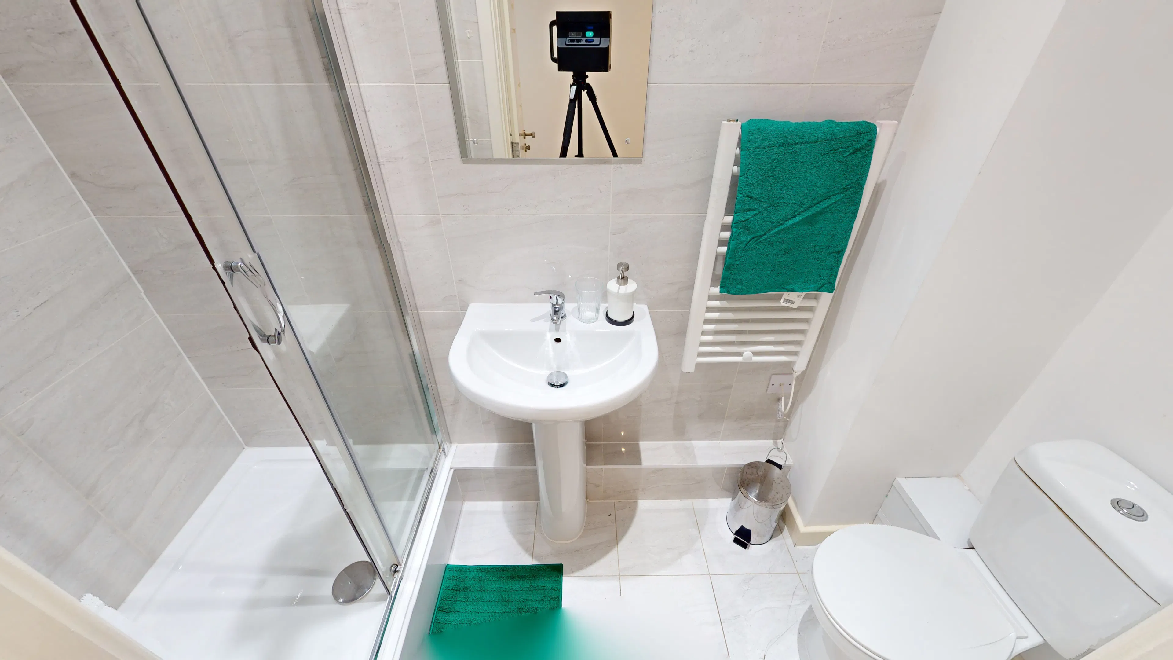 Premium Studio BATHROOM 3