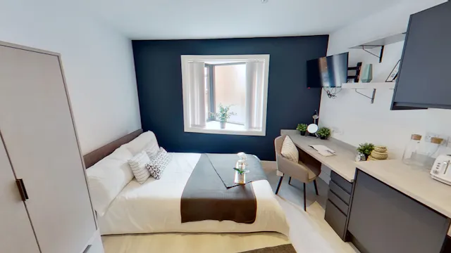 Large Scenic room image 2