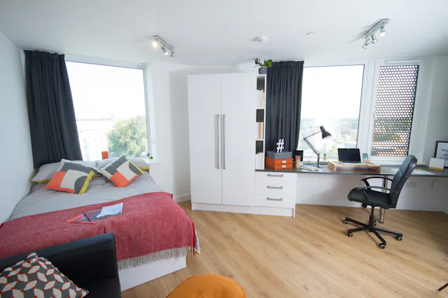 Corner Deluxe Studio room image 1