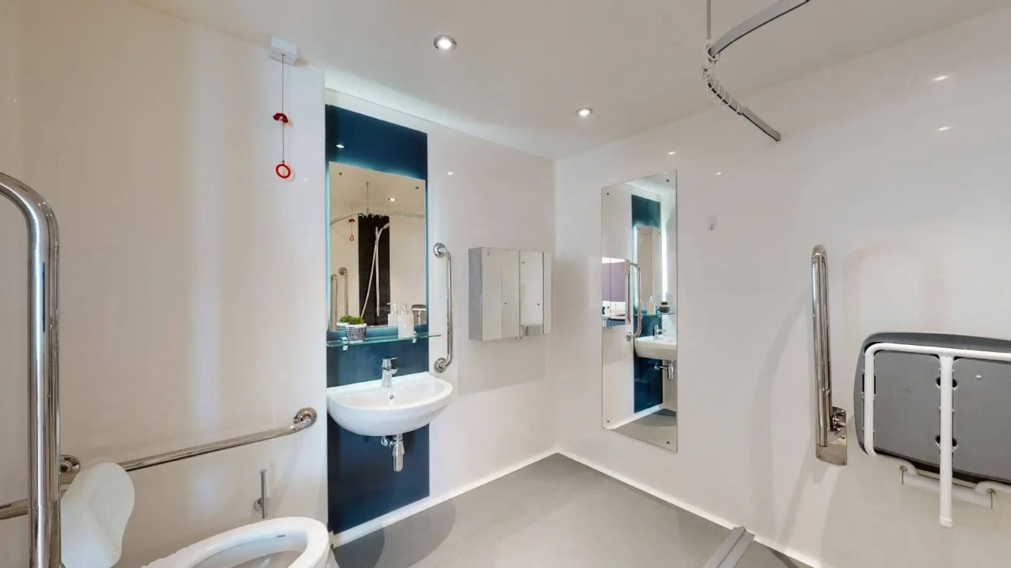 DDA Large Single Plus BATHROOM 3
