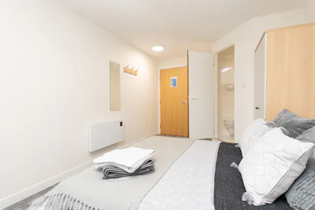 Deluxe Ensuite room image 2