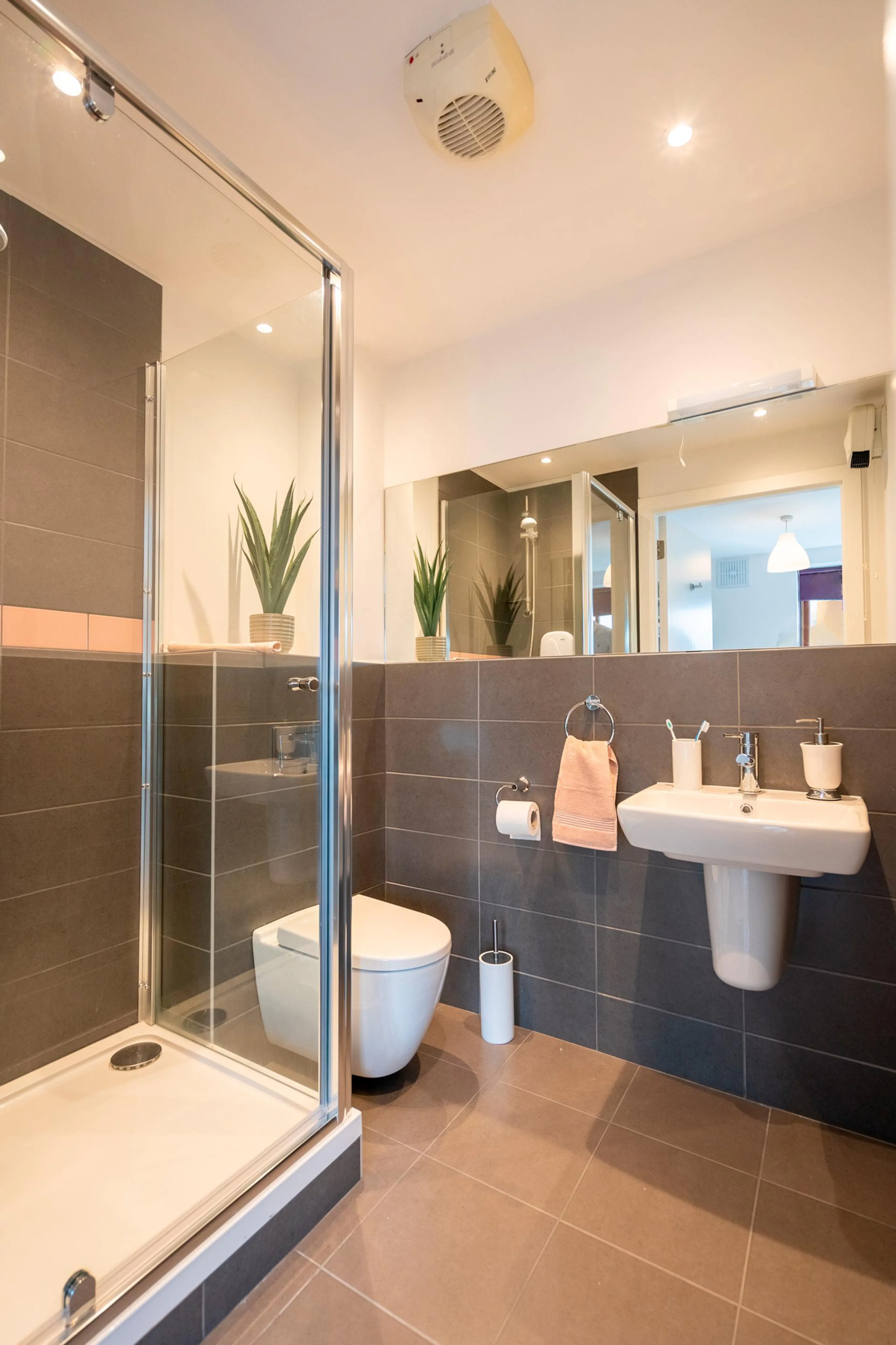 Double Room Ensuite BATHROOM 2
