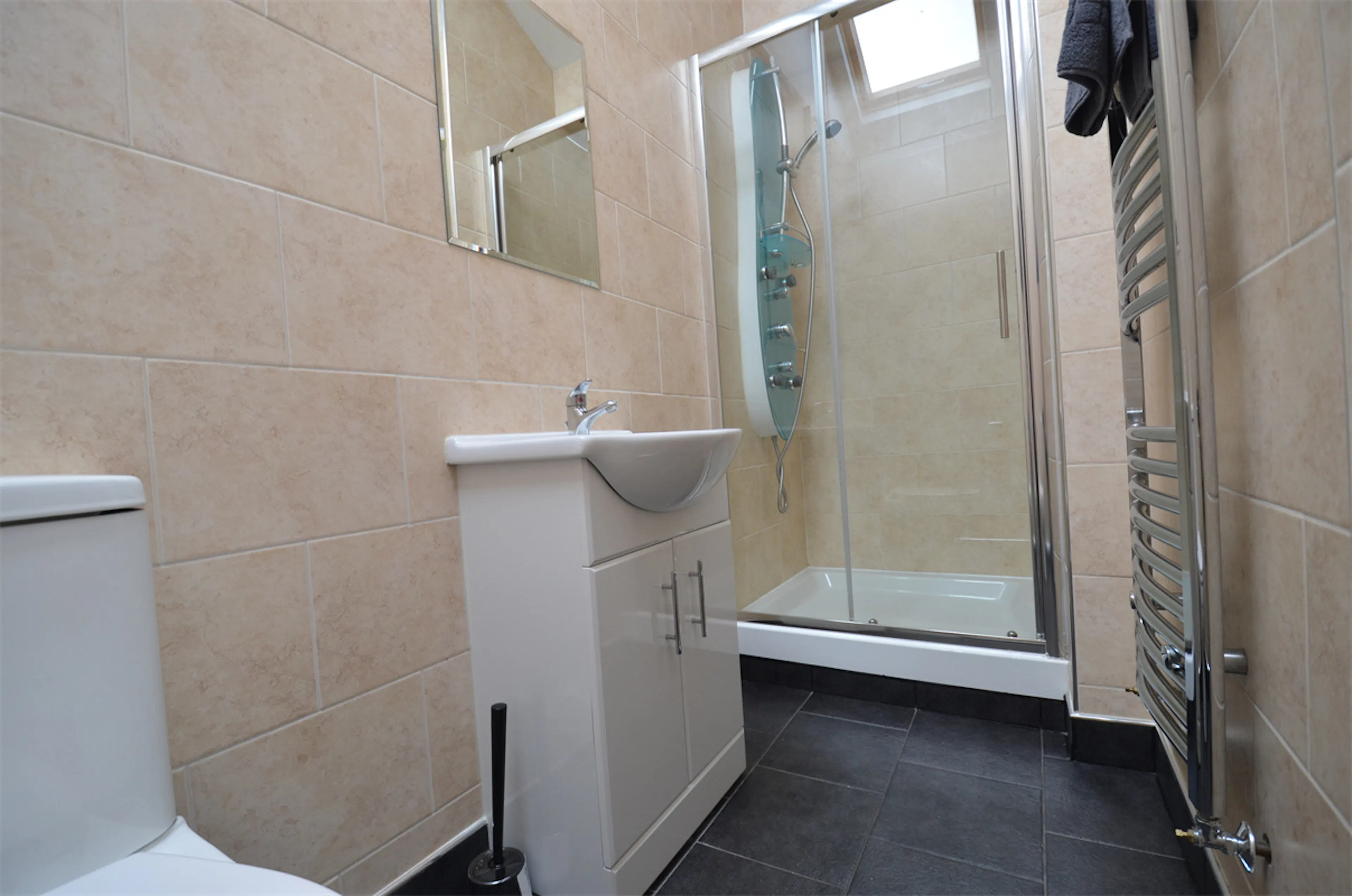 7 Bedroom Apartment BATHROOM 3