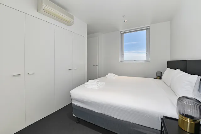 Apartment 1702 room image 2