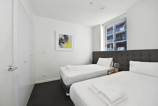 Apartment 1702 room image 3