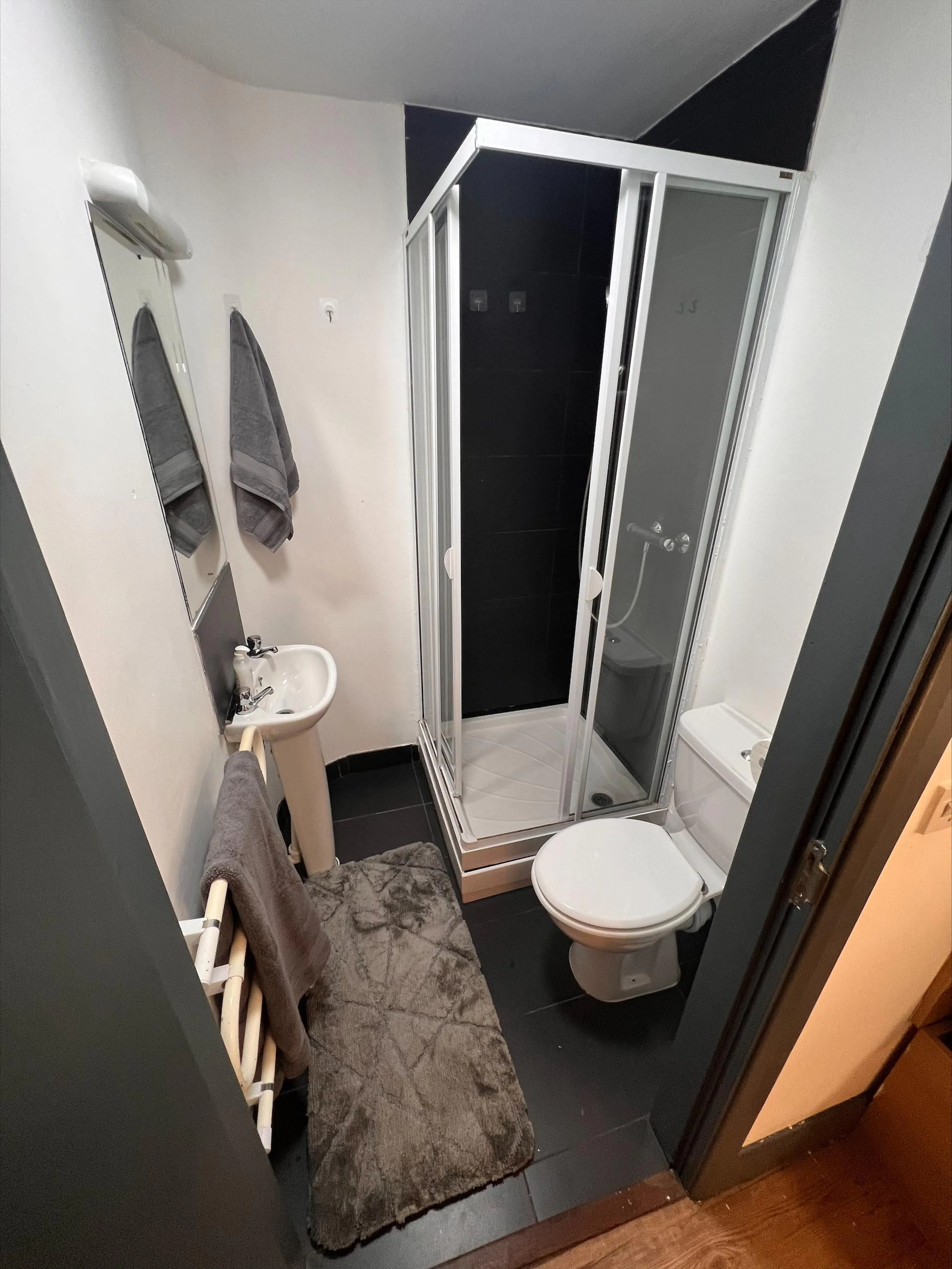 Deluxe En-suite Third Floor BATHROOM 2