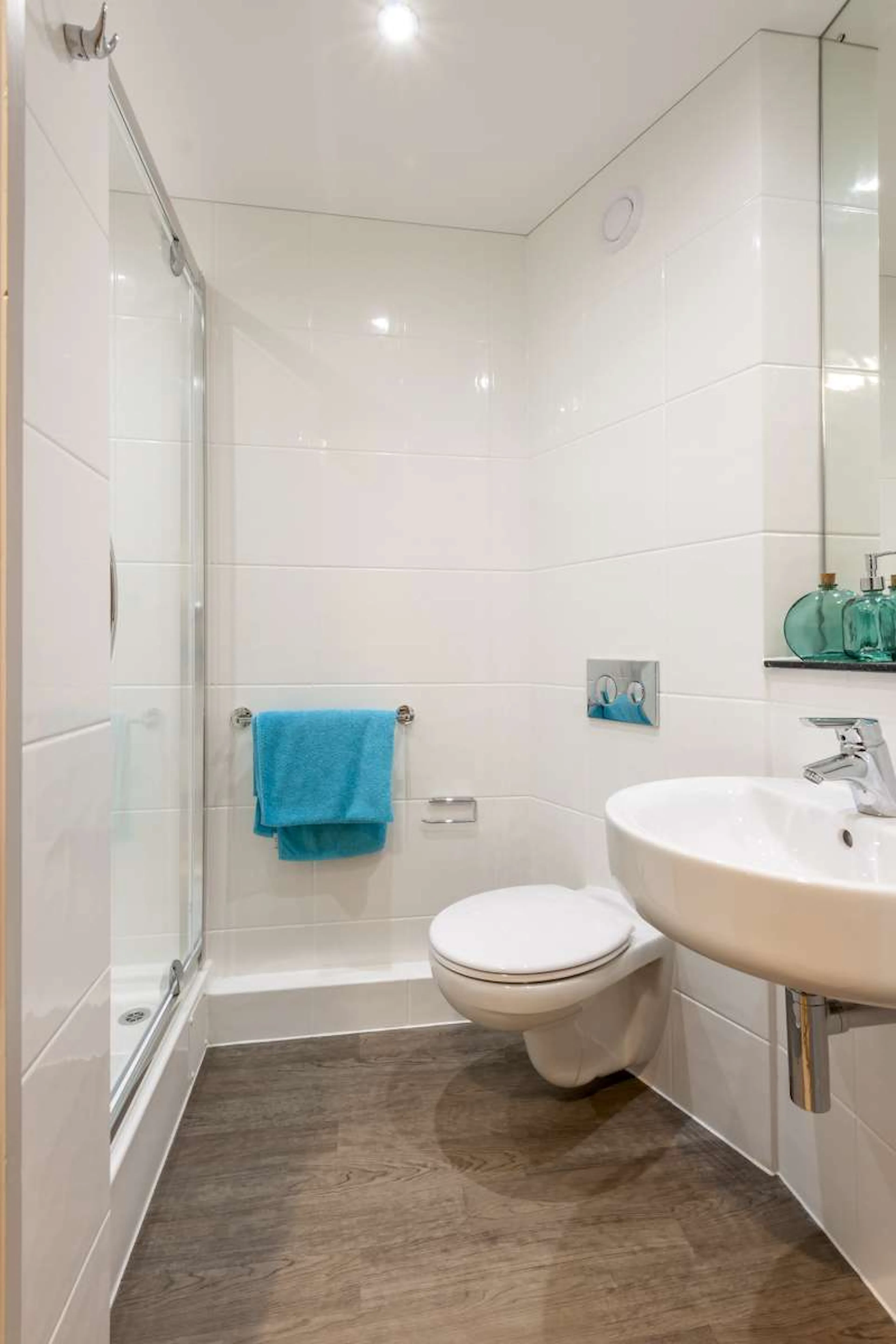 Deluxe Ensuite BATHROOM 3