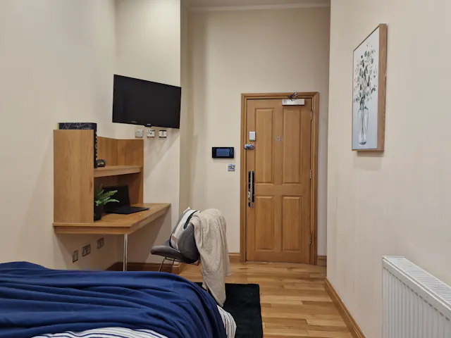 Deluxe En-suite room image 2