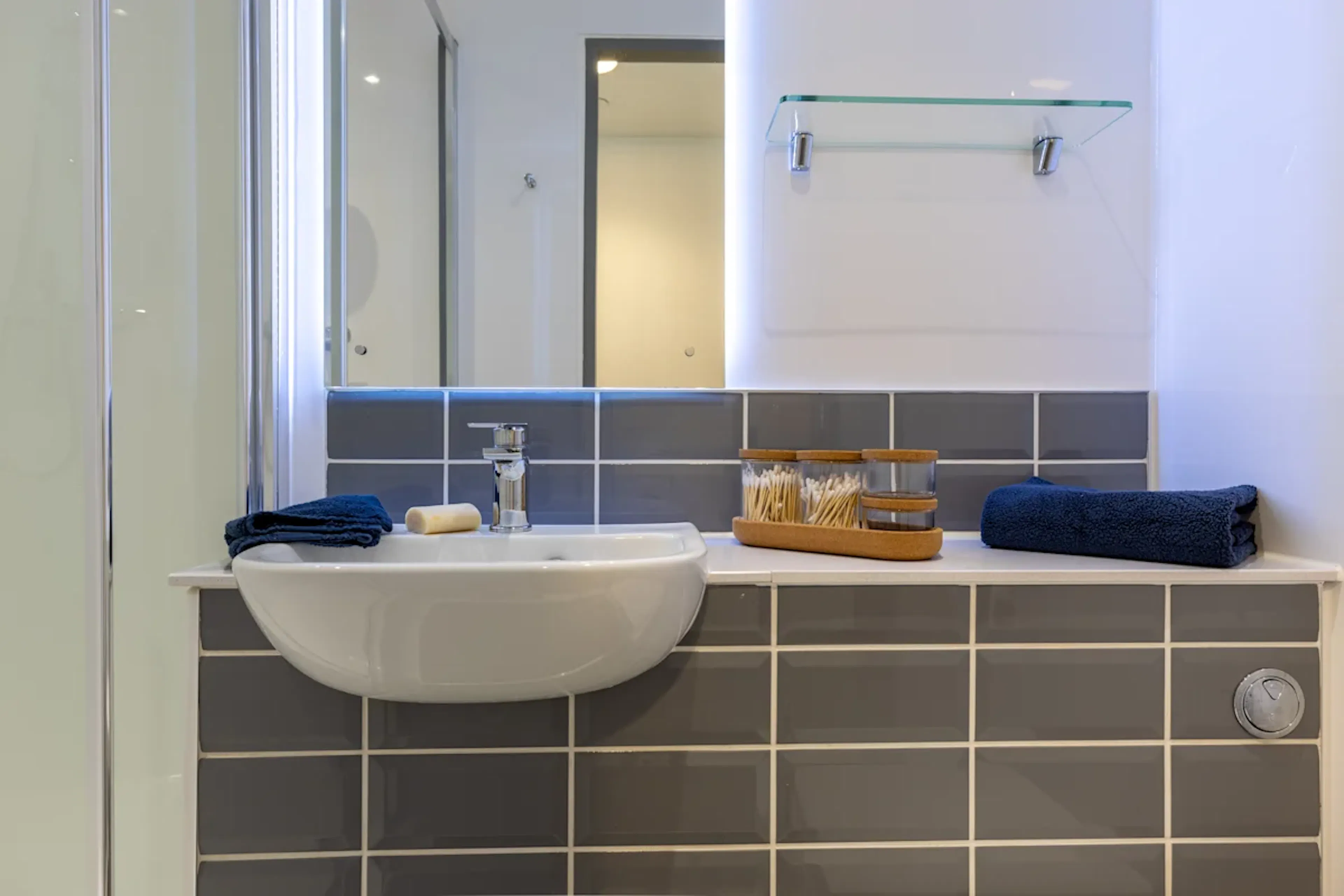 Deluxe Ensuite BATHROOM 3