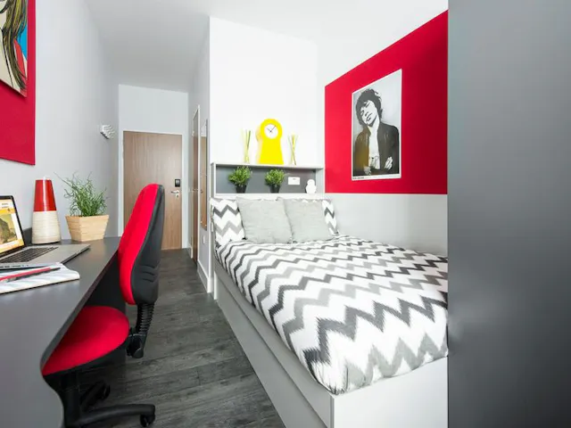 Deluxe Ensuite room image 1