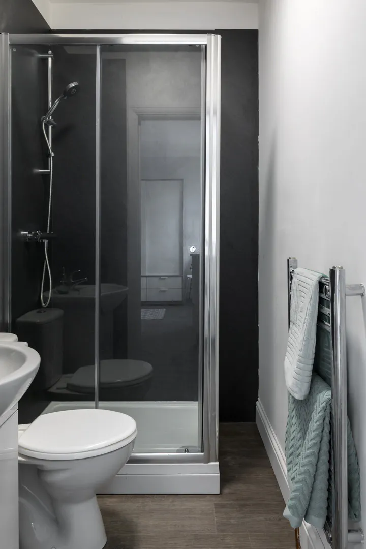 Deluxe En Suite BATHROOM 2