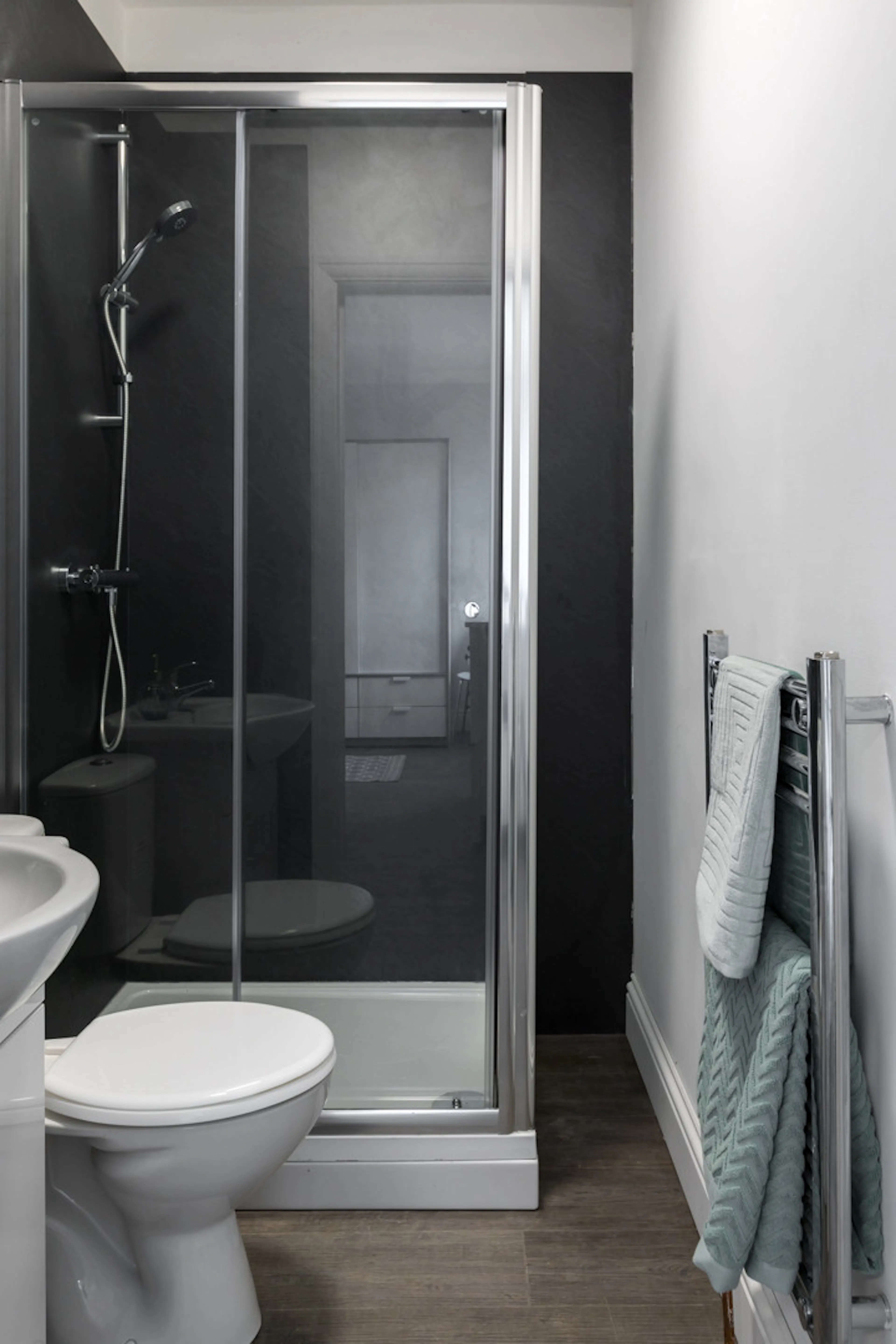 Deluxe En Suite BATHROOM 2
