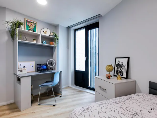 Silver Ensuite room image 2