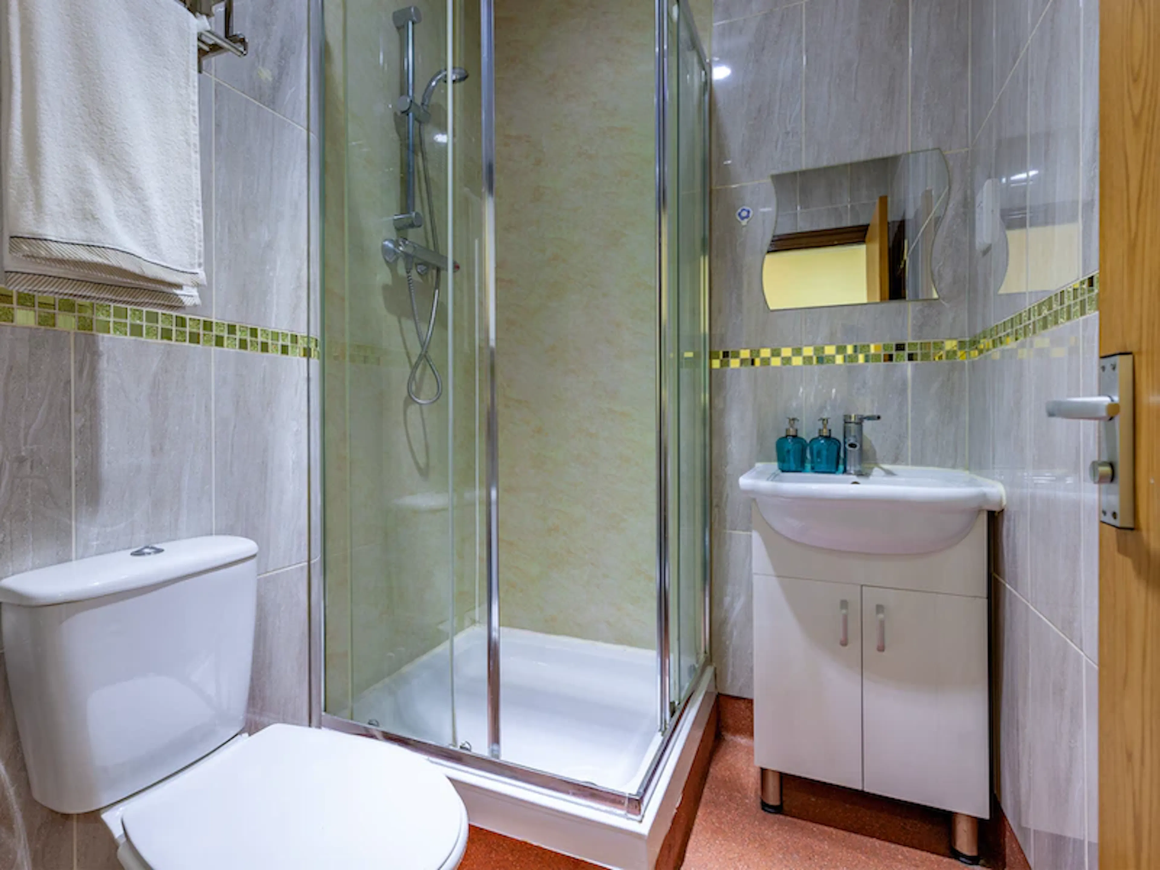 Deluxe BATHROOM 1