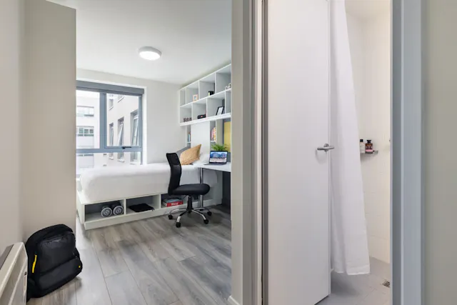 Deluxe En Suite room image 2