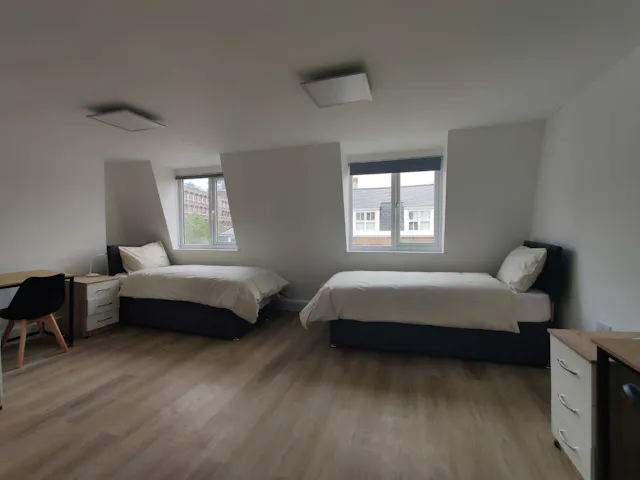 Twin ensuite room image 1