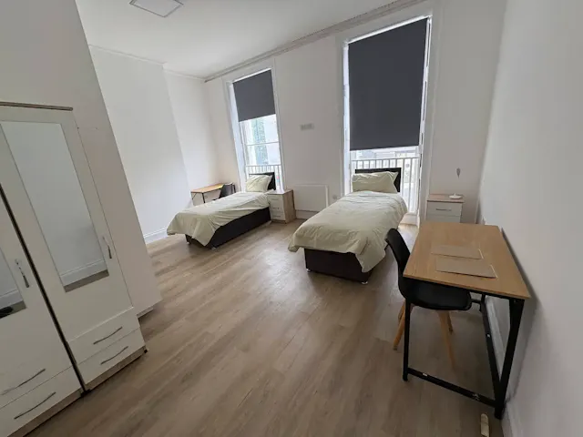 Twin ensuite room image 2