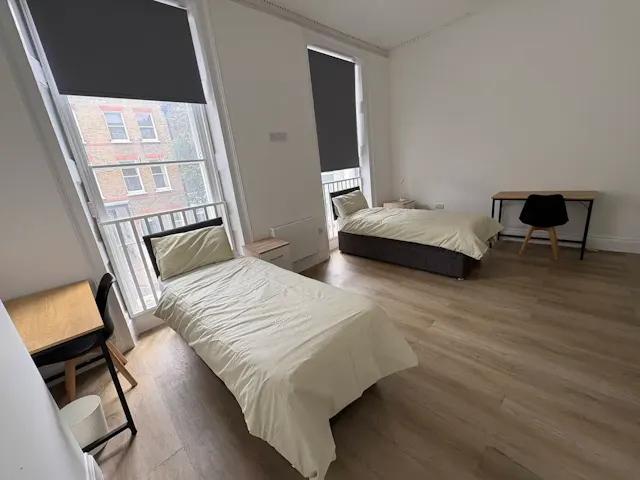Twin ensuite room image 3