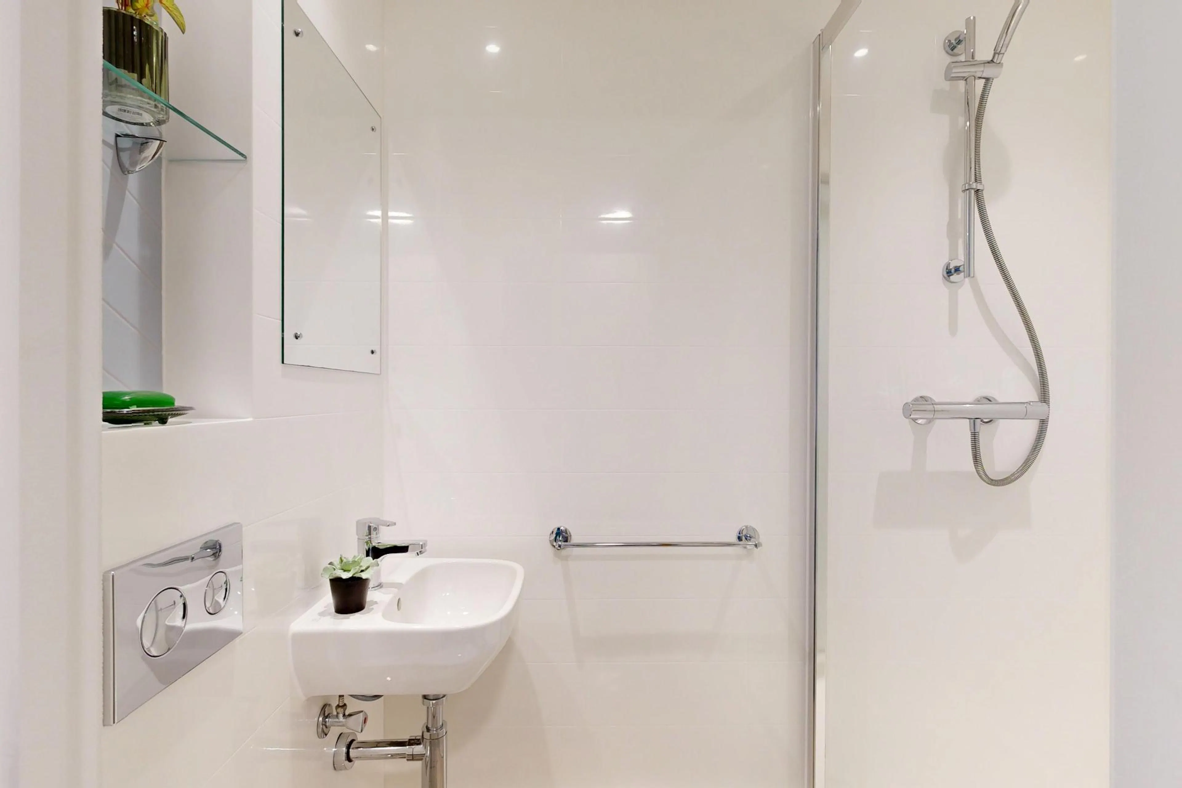 Deluxe Studio BATHROOM 4