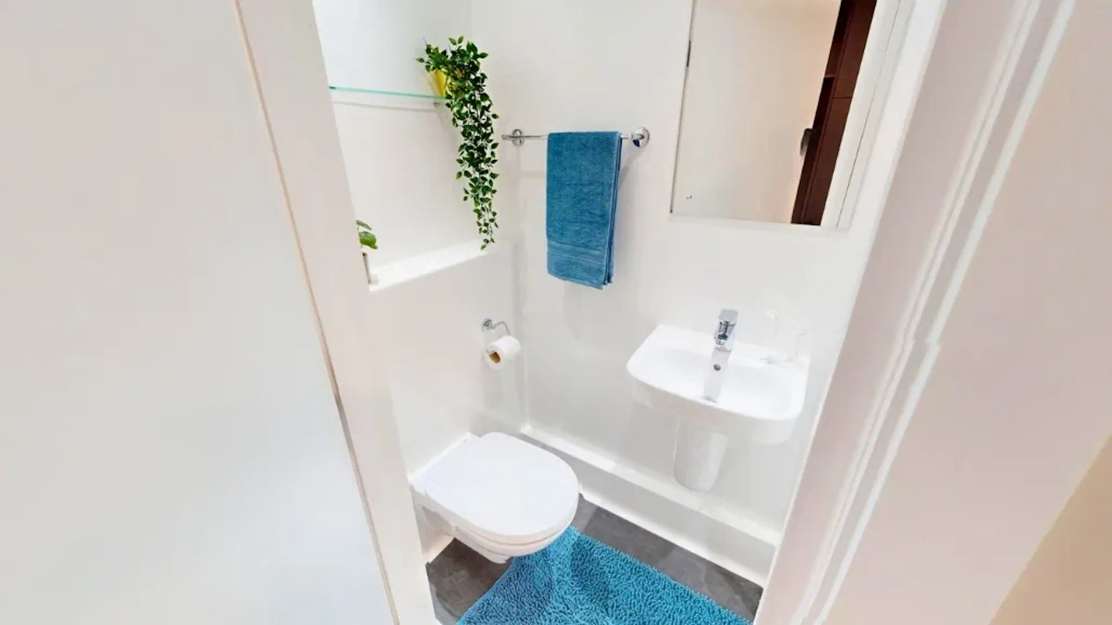 Diamond Studio BATHROOM 2