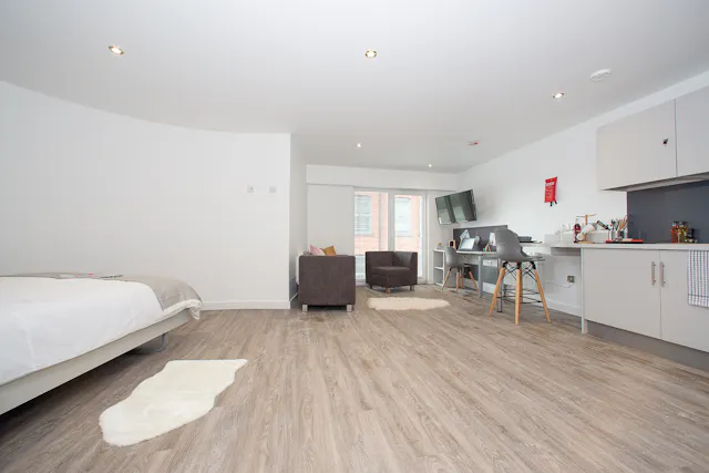 Diamond Studio + Balcony  room image 2